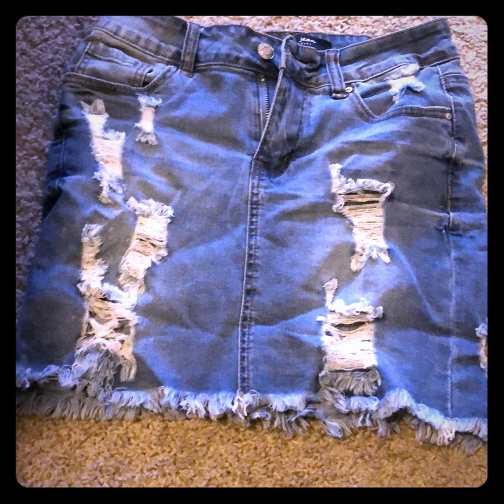 Fitted distressed jean skirt!